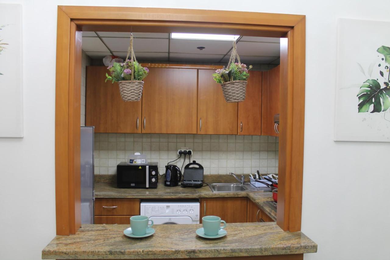 Newly Furnished One Bedroom Apartment Next To Metro & Beach In Marina Residence Dubai Eksteriør bilde
