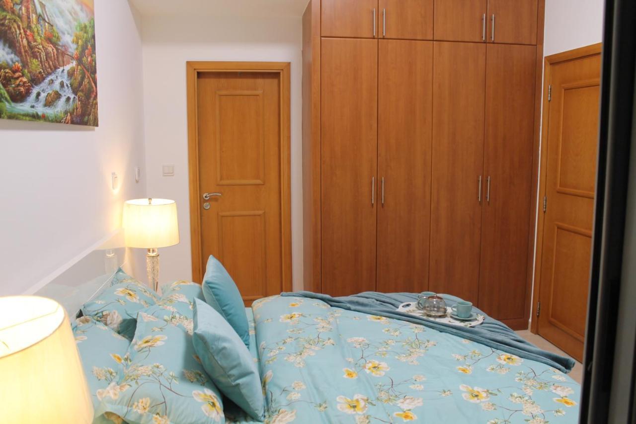 Newly Furnished One Bedroom Apartment Next To Metro & Beach In Marina Residence Dubai Eksteriør bilde